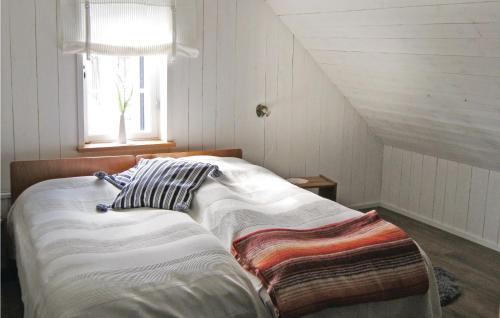 a bed sitting in a room with a window at Awesome Home In Visby With Kitchenette in Vall