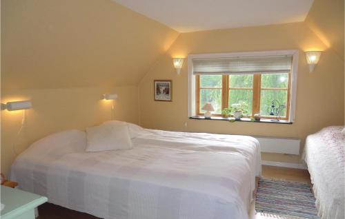 Säng eller sängar i ett rum på Beautiful Home In Kvidinge With 2 Bedrooms And Wifi