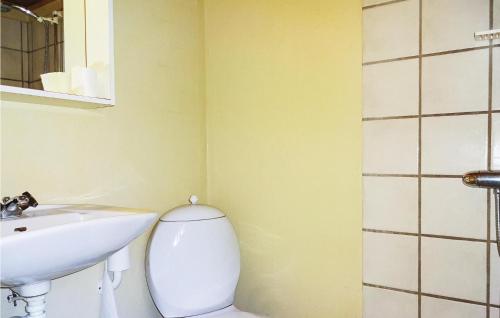 uma casa de banho com um lavatório e um WC em Nice Home In Kvidinge With Wifi em Kvidinge
