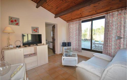 Μια τηλεόραση ή/και κέντρο ψυχαγωγίας στο Nice Apartment In Roquebrune Sur Argens