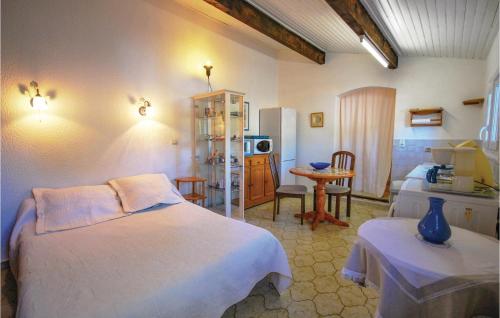 1 dormitorio con 2 camas, mesa y cocina en Cozy Apartment In Roquebrune Sur Argens With Outdoor Swimming Pool en Roquebrune-sur-Argens