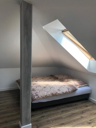 En eller flere senge i et værelse på Dom pod Lasem