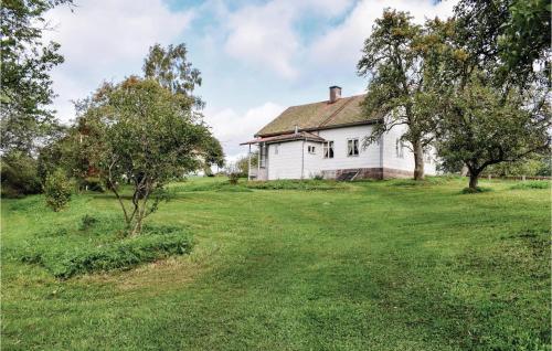 ビンメルビューにあるHoliday Home Vimmerby Xxxiiiの木の古白家
