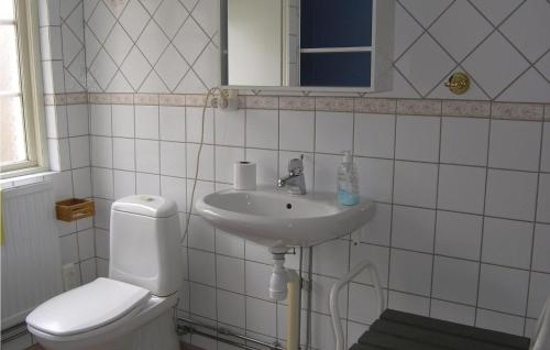 y baño con aseo y lavamanos. en 1 Bedroom Awesome Home In Habo en Habo