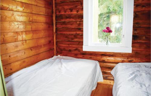 מיטה או מיטות בחדר ב-Nice Home In Mnsarp With Kitchen