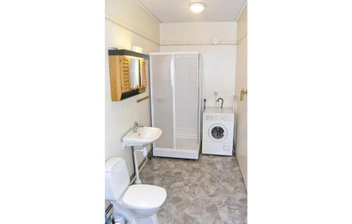 SöderåkraにあるNice Home In Torss With 2 Bedroomsのバスルーム(トイレ、洗面台、洗濯機付)