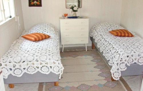 2 camas individuales en un dormitorio con tocador en Stunning Home In Torss With Kitchen en Söderåkra