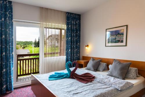Un pat sau paturi într-o cameră la Gästehaus Thaler