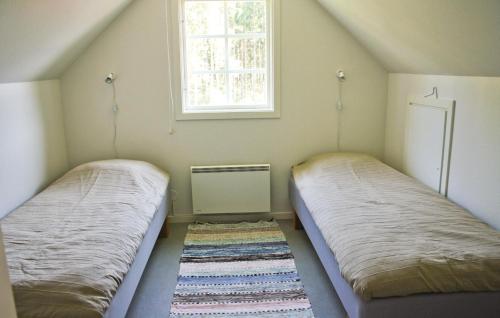 Säng eller sängar i ett rum på Amazing Home In Vittsj With 3 Bedrooms And Wifi