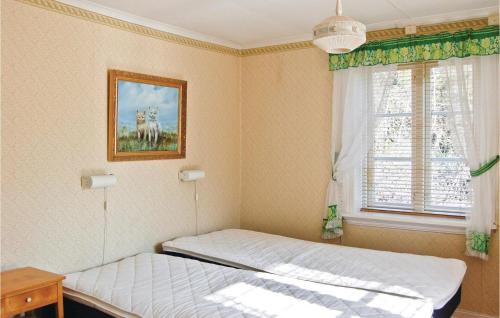 1 dormitorio con 2 camas y ventana en 1 Bedroom Awesome Home In Habo en Habo