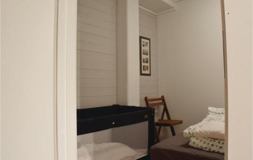 Habitación con cama y mesa con espejo. en Beautiful Apartment In Hovden With House A Mountain View, en Hovden
