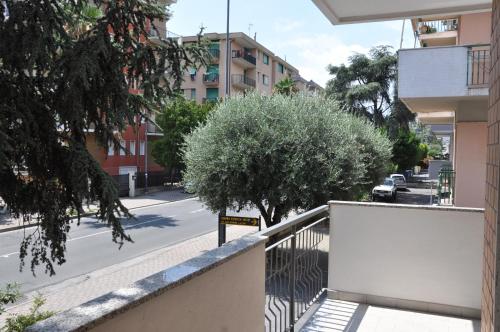 uma vista para uma rua a partir da varanda de um edifício em VIALE REPUBBLICA 307 2 em Pietra Ligure