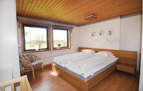 Säng eller sängar i ett rum på Gorgeous Home In Uddevalla With House Sea View