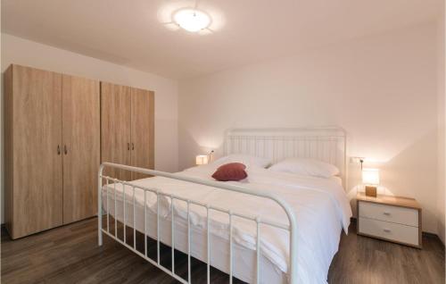 Postel nebo postele na pokoji v ubytování Gorgeous Home In Sela Na Krasu With Sauna