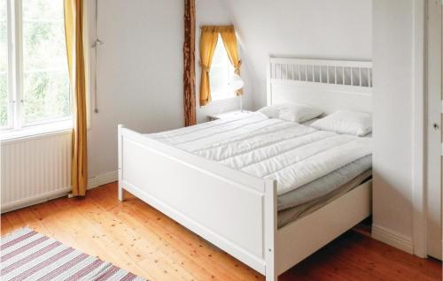 Säng eller sängar i ett rum på Stunning Home In Lakene With Wifi