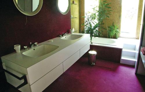 ห้องน้ำของ Awesome Home In St Georges Sur Baulche With 4 Bedrooms And Wifi