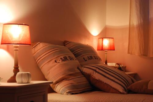 Χώρος καθιστικού στο Roulotte Gîtes O bien-être massage Spa Séjour bien-être en hébergement insolite roulotte Karantez ou en gîtes Melon ou Yock à 800 m des plages