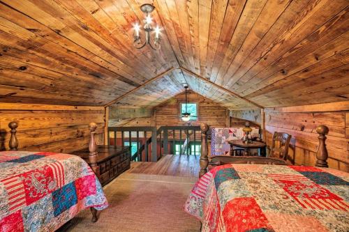 um quarto com 2 camas e um tecto de madeira em Ginny's Cabin em Spruce Pine