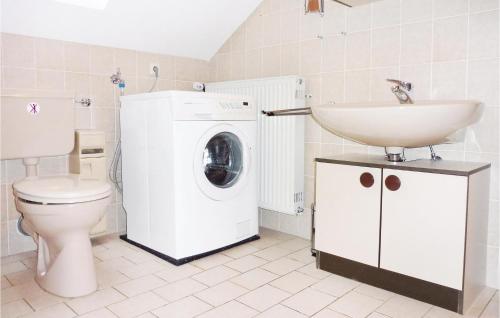 ein Badezimmer mit einem Waschbecken und einer Waschmaschine in der Unterkunft 2 Bedroom Nice Apartment In Bad Pyrmont in Bad Pyrmont