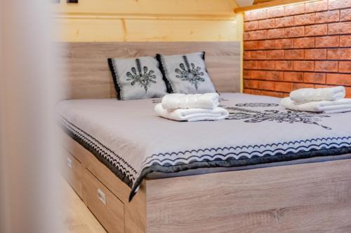 Ένα ή περισσότερα κρεβάτια σε δωμάτιο στο aPARTAMENT Osada Za Torem
