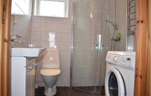 Bathroom sa Nice Home In Vetlanda With Wifi