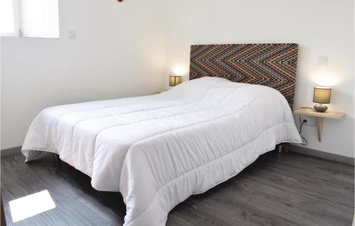 SaintenyにあるAmazing Home In Sainteny With 2 Bedrooms And Wifiのベッドルーム(白い大型ベッド、白いシーツ付)