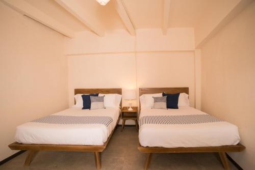 Ein Bett oder Betten in einem Zimmer der Unterkunft Cactus Hostel & Suites