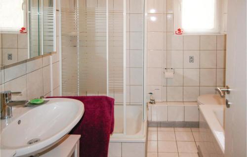 bagno con lavandino, vasca e doccia di Nice Apartment In Lgde With House A Mountain View a Lügde