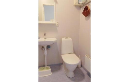 een badkamer met een toilet en een wastafel bij Lovely Home In Storebro With Kitchen in Storebro