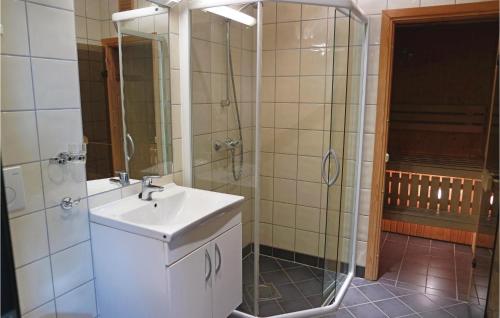 y baño con lavabo y ducha. en Beautiful Apartment In Hemsedal With Sauna, en Hemsedal