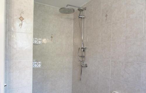 カルヴィにあるStunning Home In Calvi With 1 Bedroomsのバスルーム(シャワー、シャワーヘッド付)が備わります。