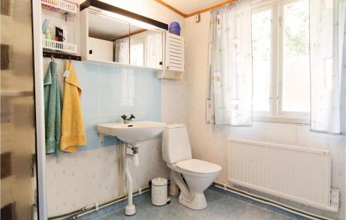 uma casa de banho com um WC e um lavatório em Amazing Home In Slite With Wifi em Åminne