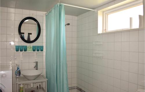 y baño con ducha, lavabo y espejo. en 3 Bedroom Awesome Home In Lttorp, en Löttorp