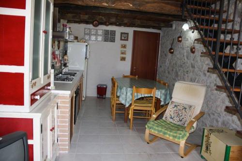 una cucina con tavolo e sedie in una stanza di Casavacanze Macchiametola a Lettomanoppello