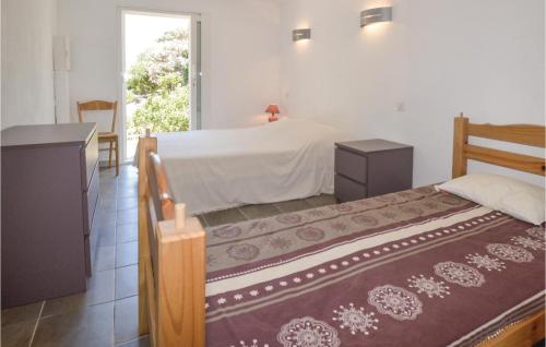 カルヴィにあるStunning Home In Calvi With 1 Bedroomsのベッドルーム(ベッド1台、窓付)