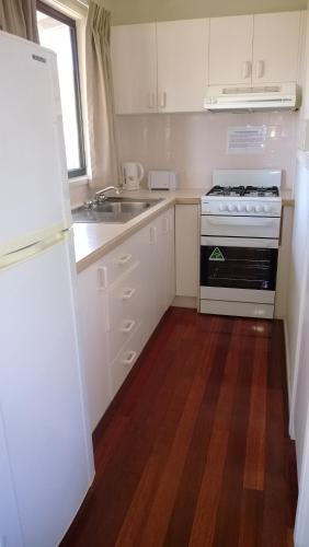 Η κουζίνα ή μικρή κουζίνα στο Canberra Carotel Motel