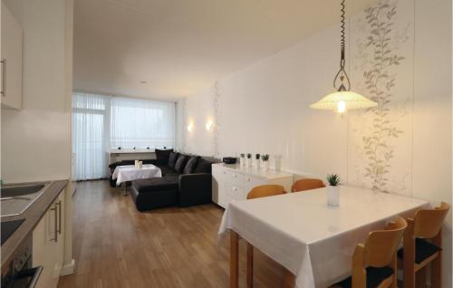 ハーネンクレー・ボックスヴィーゼにあるLovely Apartment In Goslar With Kitchenetteのキッチン、リビングルーム(ソファ、テーブル付)