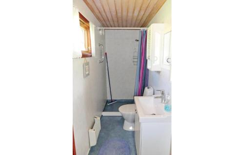 Et badeværelse på Amazing Home In Landsbro With 2 Bedrooms And Wifi