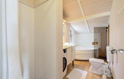 プリヴァルにあるMorgensonne 2 - Dorf 2のバスルーム(トイレ、洗面台、バスタブ付)