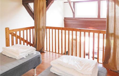 イースタッドにあるNice Apartment In Ystad With 2 Bedrooms And Wifiの白い枕2つ(1室のソファに座る)