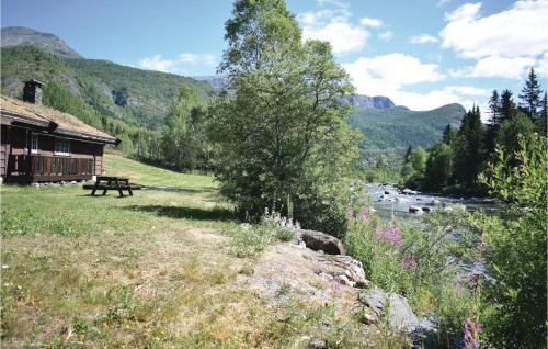 ein Picknicktisch neben einem Fluss neben einer Hütte in der Unterkunft Holde in Hemsedal