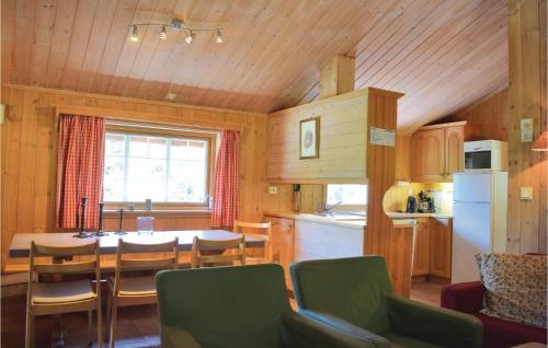 una cucina con un tavolo e sedie in una stanza di Holde a Hemsedal