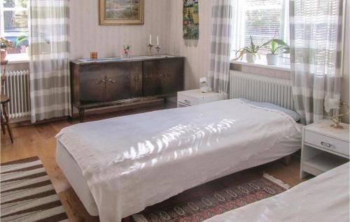 um quarto com uma cama, uma cómoda e uma janela em Nice Home In Korsberga With Kitchen em Korsberga
