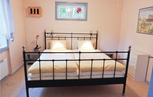 Ένα ή περισσότερα κρεβάτια σε δωμάτιο στο Nice Home In Markaryd With Indoor Swimming Pool