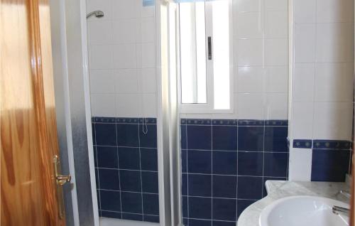 a bathroom with a shower and a sink at Stunning Home In Orihuela Costa With 2 Bedrooms And Outdoor Swimming Pool in Playas de Orihuela