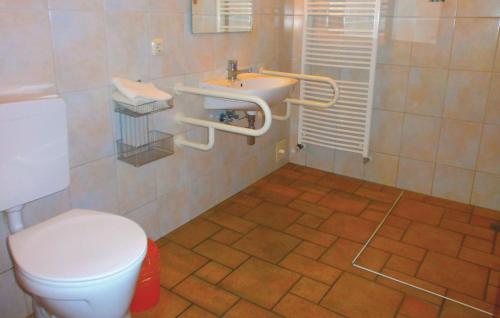 A bathroom at Nice Apartment In Thulendorf-sagerheide With Kitchenette