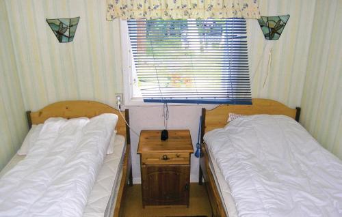 SöderåkraにあるCozy Home In Sderkra With Kitchenetteの窓付きの小さな部屋のベッド2台