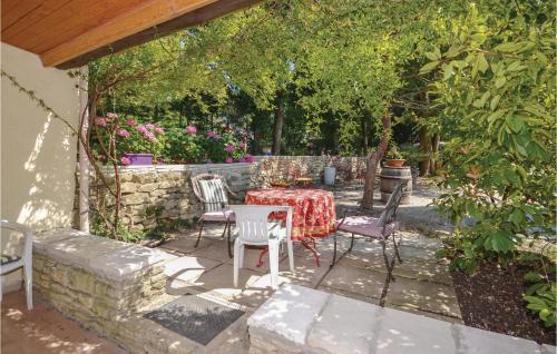 d'une terrasse avec une table et des chaises dans le jardin. dans l'établissement Awesome Home In Crillon Le Brave, à Crillon-le-Brave
