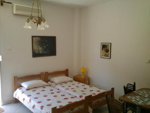 um quarto com uma cama, uma mesa e cadeiras em Gkoloi Studios & Apartments em Kalivia Poligirou