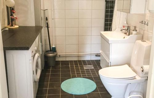 uma casa de banho com um WC e um lavatório em Cozy Home In Borgholm With Wifi em Borgholm